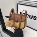 Bolso de hombro bicolor en marrón y beige de cuero PU con un colgante de pompones - Sin Colgante / Caqui