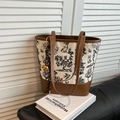 Bolso tipo cubo de lona elegante con estampado floral negro y asas de cuero marrón café - Con Colgante / Marrón