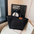 Schwarze Canvas-Tragetasche mit Kontrastnähten und Lederpatch in minimalistischem Design - Schwarz