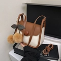 Bolso bandolera vintage bicolor marrón y blanco con colgante de cereza de peluche - Sin Colgante / Blanco Roto