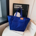 Minimalistische kleinblaue Canvas-Einkaufstasche mit Außentasche und braunem Lederbesatz - Blau