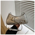 Sac croissant argenté métallisé avec boucles dorées et design de poignée corde ronde - Argent