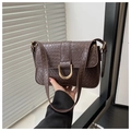 Détail du sac rétro à motif pierre marron avec fermoir métallique doré en forme de D - Marron