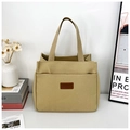 Dettaglio della borsa in tela beige con toppa in pelle SPORT marrone e tasca con zip - Stile Etichetta in Pelle - Cachi