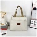 Dettaglio della borsa in tela con manici marroni e toppa con logo Sport applicata - Stile Etichetta in Pelle - Bianco