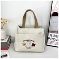 Dettaglio della borsa in tela con tre orsetti ricamati e manici intrecciati marroni - Stile Ricamo - Bianco