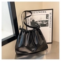Borsa a secchiello nera con coulisse plissettata e fiocco argento in pelle di lusso - Nero