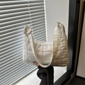 Borsa tote trapuntata bianca con cuciture colorate a contrasto e tracolla regolabile - Bianco
