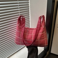 Borsa a tracolla trapuntata rosa con cuciture colorate e finitura in nylon lucido - rosa acceso