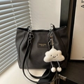 Sac cabas noir à chevrons avec bandoulière chaîne et breloque nuage blanc peluche - Avec Pendentif / Noir