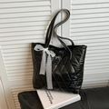Grand sac cabas matelassé noir avec nœud en dentelle blanche et pendentif doré - Noir