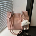 Sac cabas rose motif chevrons avec bandoulière chaîne et breloque nuage en peluche - Avec Pendentif / Rose