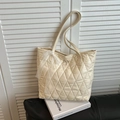 Sac cabas matelassé blanc cassé avec surpiqûres en losange et breloques nœud pour femme - Blanc