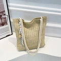Borsa tote in paglia intrecciata beige chiaro con manici in corda e ciondolo a campana - Con Ciondolo / Cachi