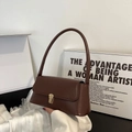 Bolso baguette minimalista marrón oscuro de ecopiel con un cierre de metal dorado - Marrón