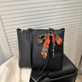 Borsa tote classica in pelle nera con foulard colorato e cerniera in metallo dorato - Nero