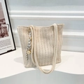 Borsa tote in paglia intrecciata beige con trama verticale e ciondolo a sfera in metallo - Con Ciondolo / Bianco Sporco