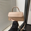 Elegante bolso bandolera kaki con textura tejida y detalles de solapa de cuero liso - Caqui