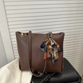 Borsa tote minimalista in pelle PU marrone con manici lunghi e foulard decorativo in seta - Marrone Scuro