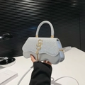 Funkelnde silberne Strass Handtasche mit Wellenboden Design und Metall Logo Detail - Silber