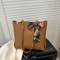 Elegante borsa tote in pelle marrone con sciarpa decorativa a fantasia e cerniera dorata - Cuoio