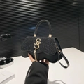 Mini-Umhängetasche in Schwarz mit Glitzer-Finish, Gold-Logo und modischen Fransen - Schwarz