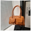 Detalle del bolso de hombro en cuero PU naranja con bolsillos frontales con solapa - Naranja