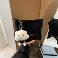 Bolso cubo negro brillante con herrajes dorados y accesorio de colgante nube de felpa blanca - Con Colgante / Negro