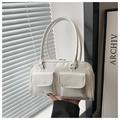 Detalle del bolso tote retro blanco con hebillas metálicas plateadas y bolsillos de cuero - Blanco