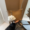 Bolso tipo cubo marrón claro con un colgante de nube de felpa y grabado de moda - Con Colgante / Caqui