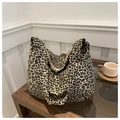 Detailansicht der großen Leopard-Tragetasche mit sicherem Metallreißverschluss oben - Khaki