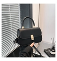 Bolso cuadrado pequeño de cuero negro mate con cierre de metal dorado y asa superior - Negro