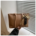 Nahaufnahme der braunen Shopper-Tasche mit Kontrastnaht und dekorativem bedrucktem Seidenschal - Hellbraun