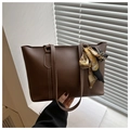 Detailaufnahme der braunen Leder-Tote-Bag mit weißen Nähten und dekorativem Seidenschal - Dunkelbraun