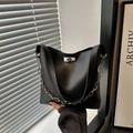 Borsa a secchiello in pelle nera alla moda con catena d'argento e chiusura a girello - Nero