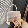 Minimalistische weiße quadratische Handtasche mit goldener Schnalle und Ledertextur - Weiß