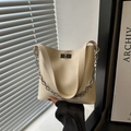 Elegante borsa a secchiello bianco crema con catena d'argento e chiusura a girello - Bianco