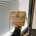 Ψάθινη τσάντα bucket με μπεζ δερμάτινες λεπτομέρειες και χρυσό μεταλλικό κούμπωμα - Χακί