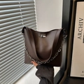 Borsa a secchiello in pelle marrone scuro con manico a catena argento e chiusura - Marrone