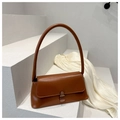 Detailansicht einer braunen Leder-Achseltasche mit eleganter Metallschnalle und Finish - Hellbraun