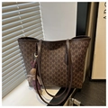 Dettaglio della borsa shopper grande con stampa monogramma M e ciondolo a coniglio - Con Ciondolo / Marrone