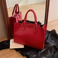 Elegante bolso tote rojo con textura de cocodrilo, herrajes dorados y doble asa - Burdeos