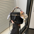 Elegante schwarze Box-Handtasche mit Seidenschal-Griff und Plüsch-Anhänger - Mit Anhänger / Schwarz