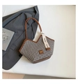 Chique shopper met pied-de-poule patroon, bruine lederen bies en een schouderriem - Bruin