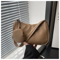 Gros plan du sac hobo texturé crocodile rétro avec mini pochette ronde et bandoulière - Kaki
