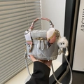 Minimalistische hellgraue Box-Handtasche mit Seidenschal-Griff und Plüschanhänger - Mit Anhänger / Silber