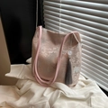 Sac fourre-tout en brocart rose avec broderie traditionnelle et breloque en gland gris - Rose