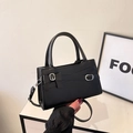 Elegante borsa a mano in pelle opaca nera con dettaglio fiocco e fibbia in metallo argento - Nero