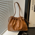 Bolso saco plisado marrón con cordón ajustable, colgante de lazo plateado y cuero brillante - Marrón