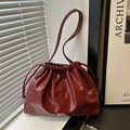 Bolso tote grande burdeos con cordón, textura de cuero plisado y detalle de lazo plateado - Rojo